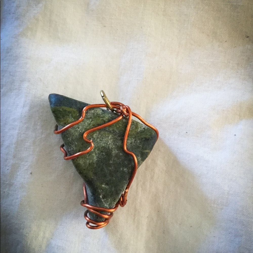 Wire wrapping stone